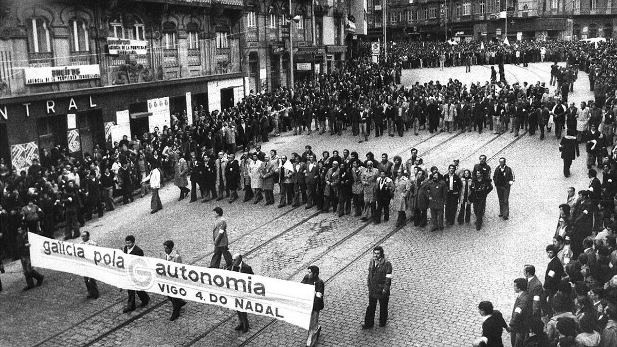 Capçalera de la històrica manifestació del 4 de desembre de 1977 a Vigo que va aplegar 300.000 persones en defensa de l’autonomia gallega - Arxiu Capçalera de la històrica manifestació del 4 de desembre de 1977 a Vigo que va aplegar 300.000 persones en defensa de l’autonomia gallega - Arxiu