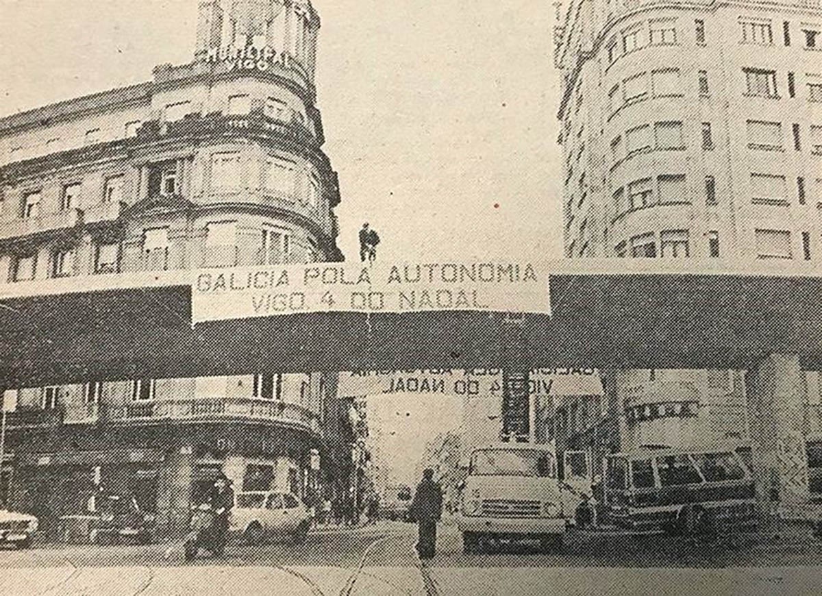Pancarta als carrers de Vigo convocant la manifestació del 4 de desembre de 1977 en defensa de l’autonomia gallega - Vigonaretina Pancarta als carrers de Vigo convocant la manifestació del 4 de desembre de 1977 en defensa de l’autonomia gallega - Vigonaretina