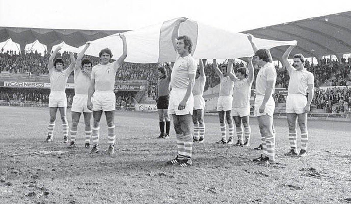 Els jugadors del Celta exhibeixen la bandera nacional de Galícia a Balaídos el 4 de desembre de 1977 - NosDiario Els jugadors del Celta exhibeixen la bandera nacional de Galícia a Balaídos el 4 de desembre de 1977 - NosDiario