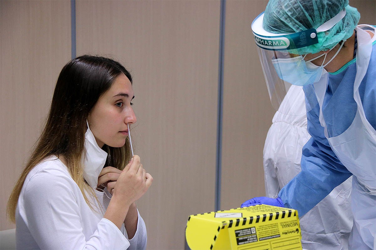 Una estudiant prenent-se la mostra per a la prova PCR al Campus Terres de l'Ebre de la URV, a Tortosa. - Jordi Marsal/ACN Una estudiant prenent-se la mostra per a la prova PCR al Campus Terres de l'Ebre de la URV, a Tortosa. - Jordi Marsal/ACN