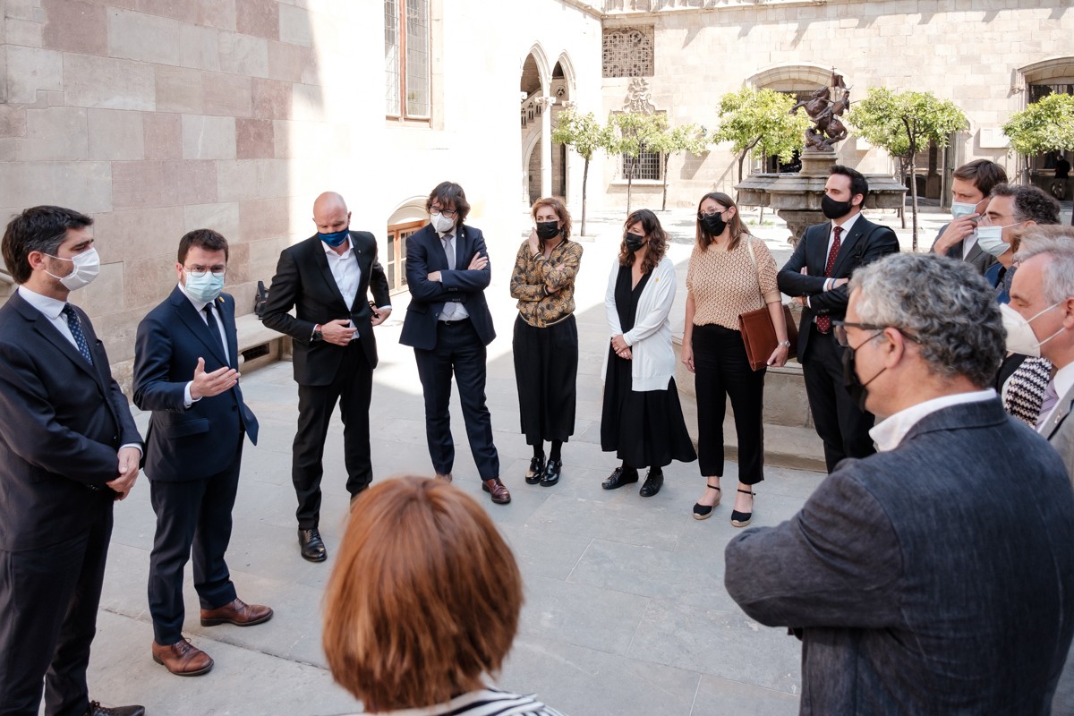 Els secretaris generals es reuneixen per primera vegada amb Aragonès i el vicepresident Jordi Puigneró al Pati dels Tarongers. - Adrià Costa Els secretaris generals es reuneixen per primera vegada amb Aragonès i el vicepresident Jordi Puigneró al Pati dels Tarongers. - Adrià Costa