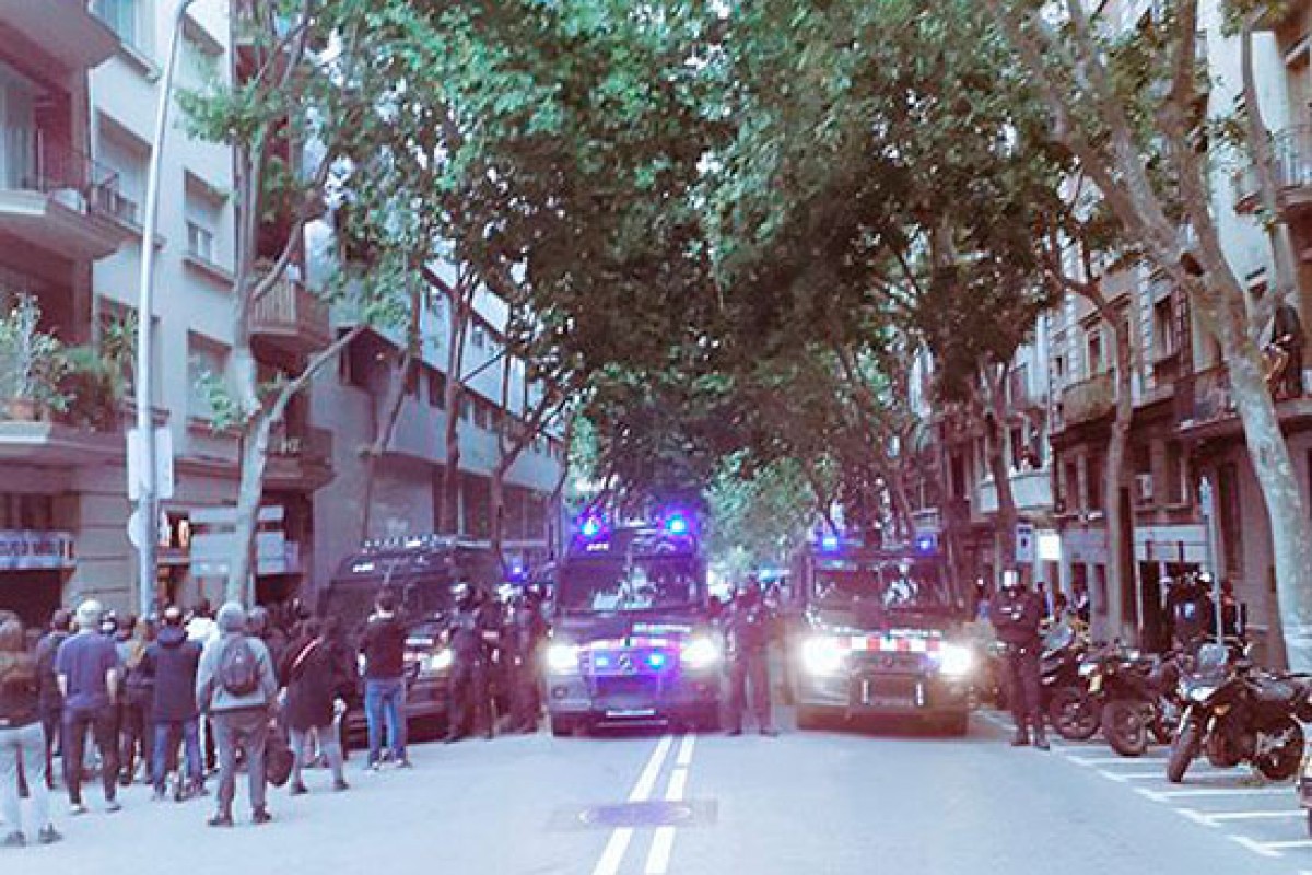 Els Mossos desplegats a la zona - Sindicat de barri del Poble Sec Els Mossos desplegats a la zona - Sindicat de barri del Poble Sec