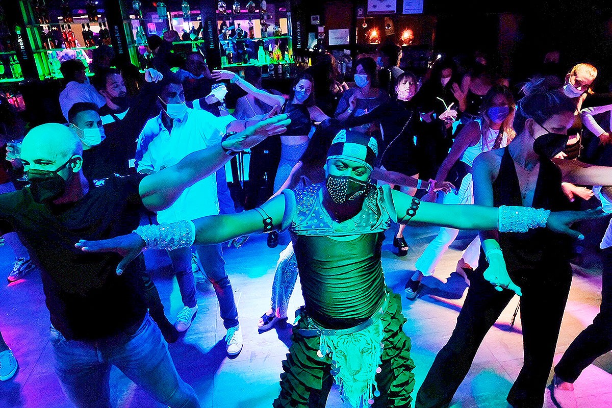 Pista de ball d'un dels bars musicals oberts - ACN Pista de ball d'un dels bars musicals oberts - ACN