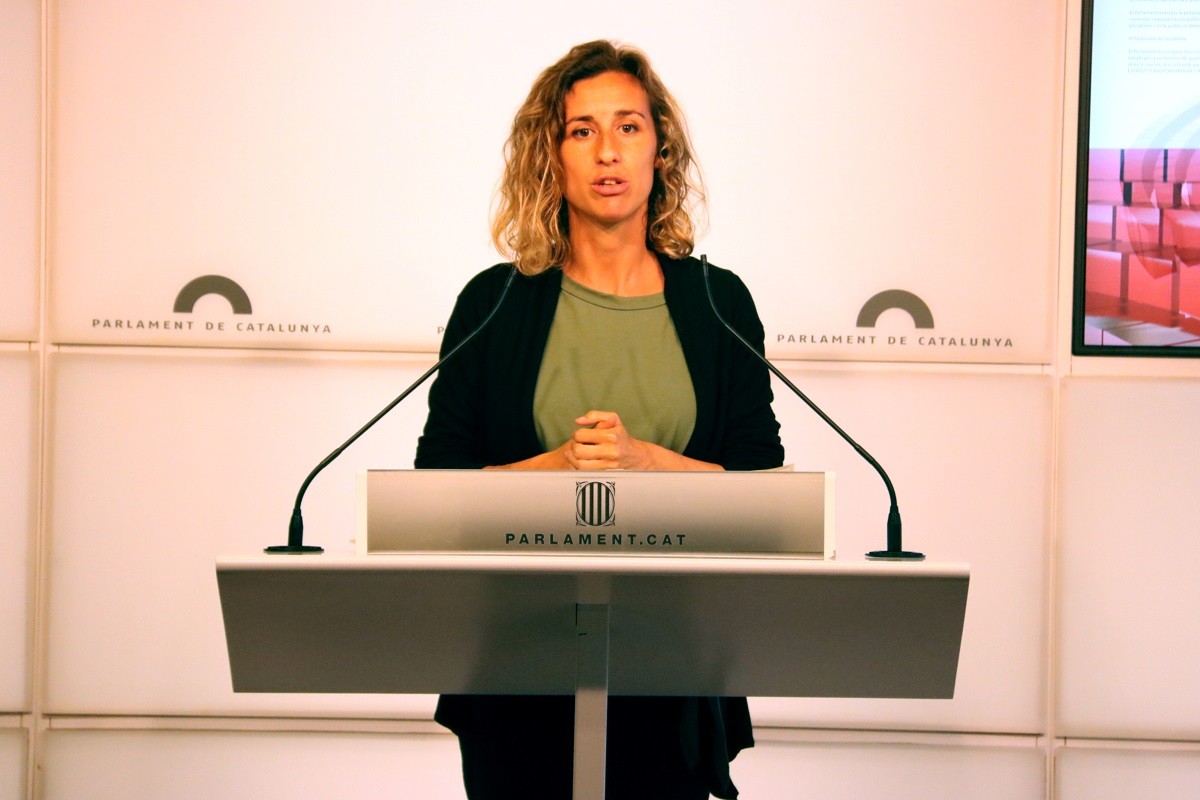 Laia Estrada, portaveu de la CUP, durant la roda de premsa d'aquest dimarts al Parlament - ACN Laia Estrada, portaveu de la CUP, durant la roda de premsa d'aquest dimarts al Parlament - ACN