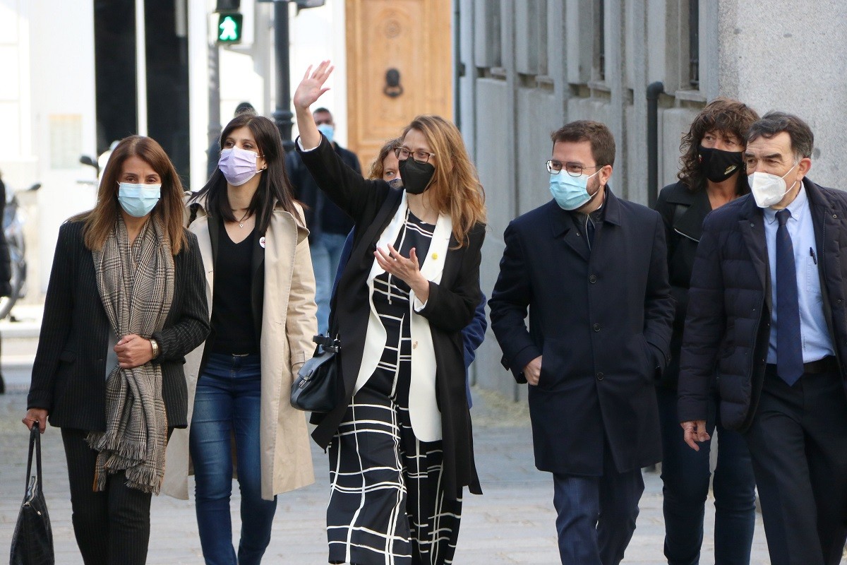 L'exconsellera i diputada d'ERC, Meritxell Serret, saludant a l'entrada del Tribunal Suprem aquest divendres - ACN L'exconsellera i diputada d'ERC, Meritxell Serret, saludant a l'entrada del Tribunal Suprem aquest divendres - ACN