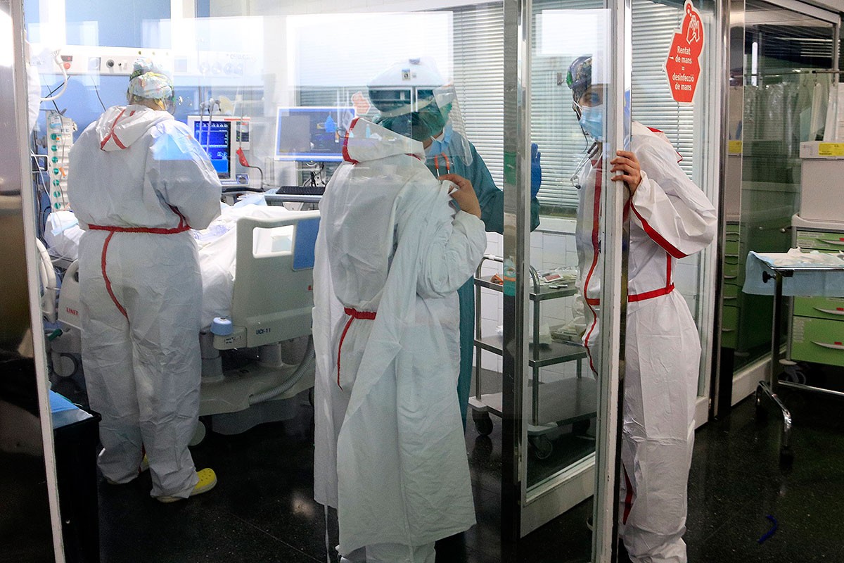 Personal sanitari de l'Hospital del Mar, atenent un pacient a l'UCI - ACN Personal sanitari de l'Hospital del Mar, atenent un pacient a l'UCI - ACN