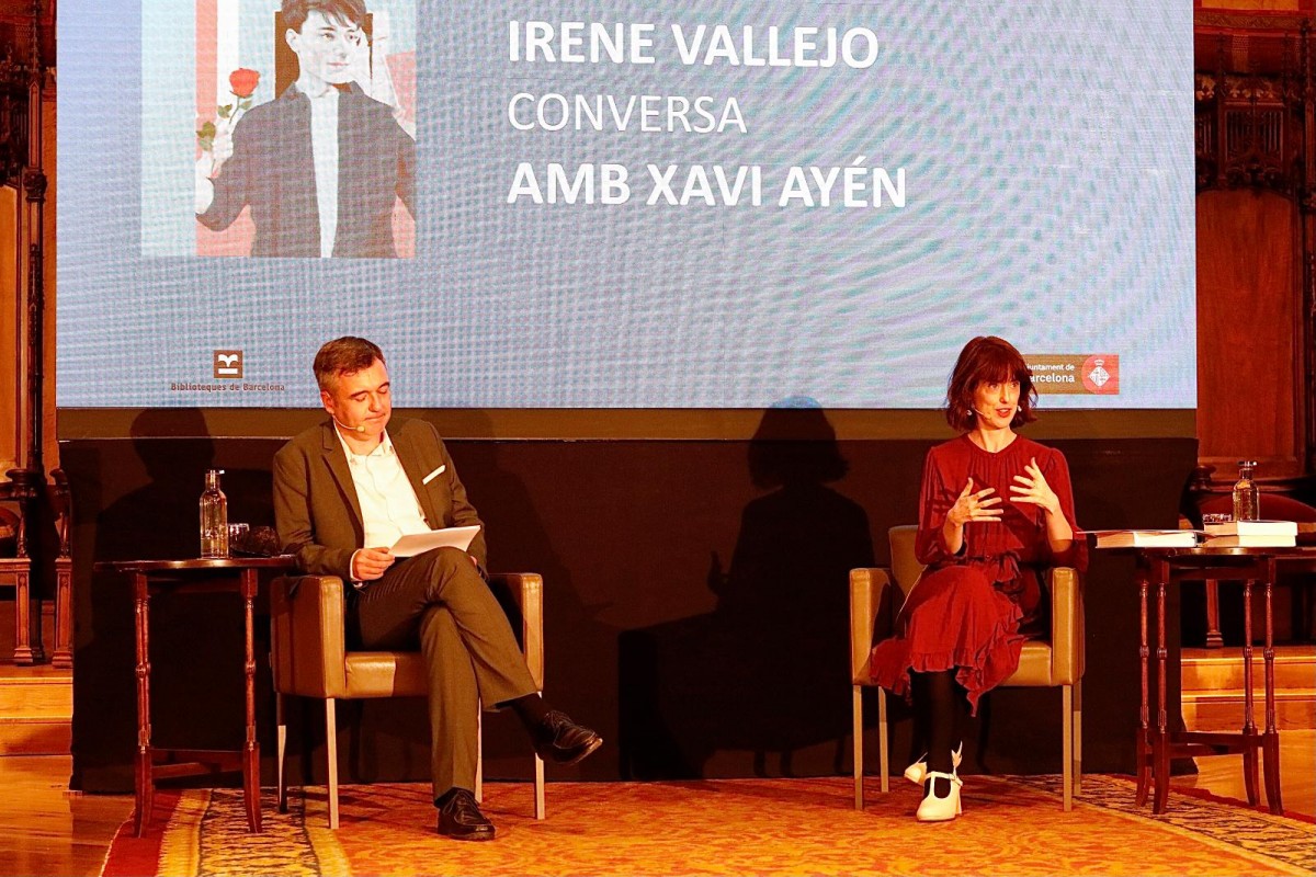 L'escriptora Irene Vallejo conversa amb el periodista Xavi Ayén durant l'acte celebrat a l'Ajuntament de Barcelona - ACN L'escriptora Irene Vallejo conversa amb el periodista Xavi Ayén durant l'acte celebrat a l'Ajuntament de Barcelona - ACN