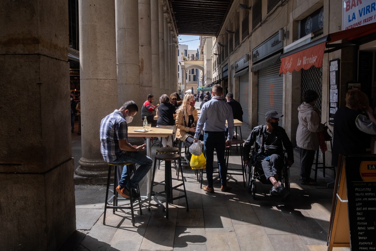 Una terrassa al mercat de la Boqueria - Carlos Baglietto Una terrassa al mercat de la Boqueria - Carlos Baglietto
