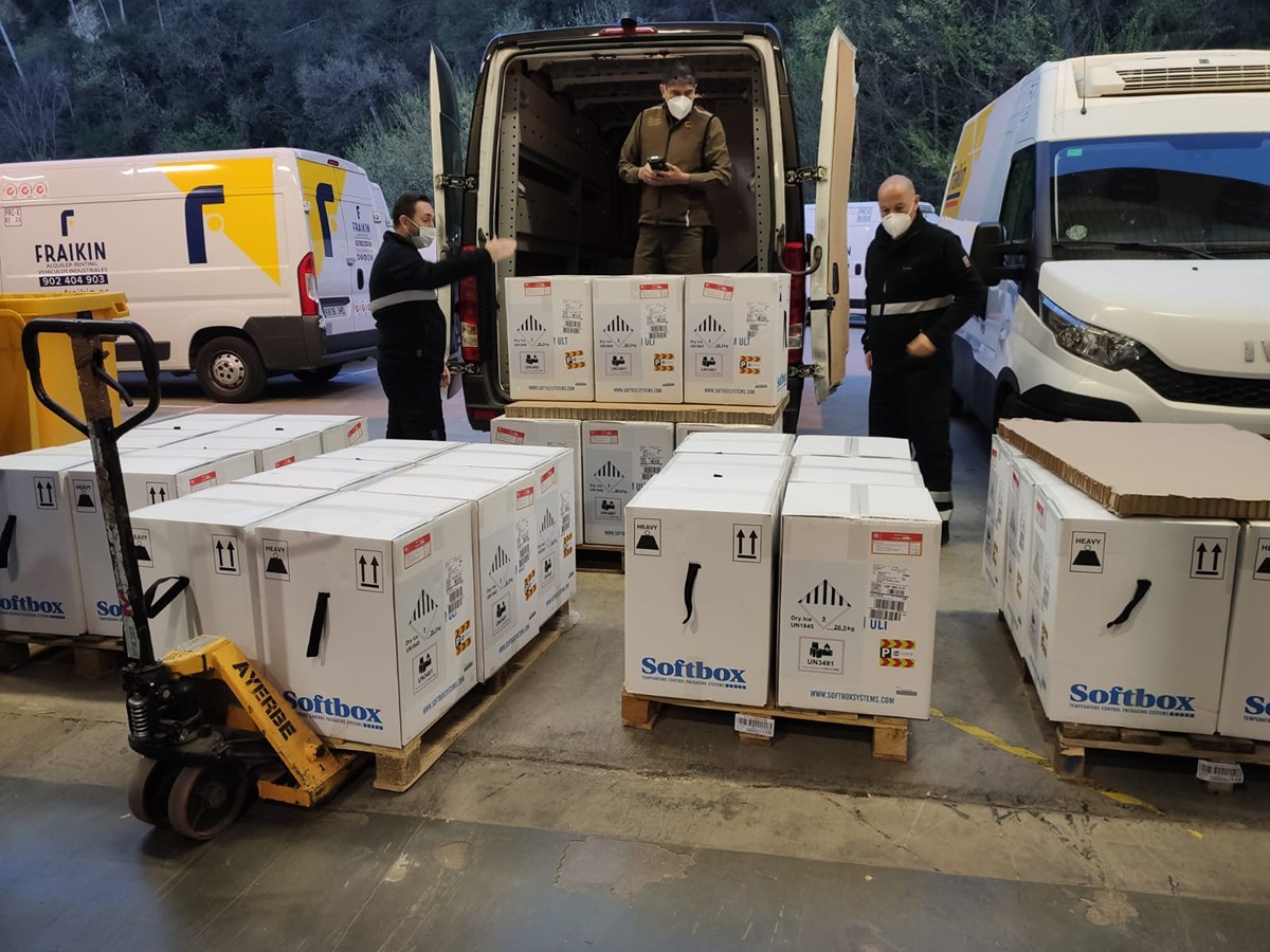 Arribada de vacunes de Pfizer a Catalunya - Departament de Salut Arribada de vacunes de Pfizer a Catalunya - Departament de Salut