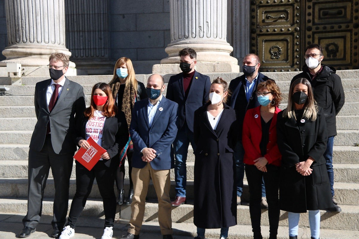 ERC, Junts, el PDECat, la CUP, Òmnium i Amnistia i Llibertat a les portes del Congrés abans de registrar la llei d'amnistia - ACN ERC, Junts, el PDECat, la CUP, Òmnium i Amnistia i Llibertat a les portes del Congrés abans de registrar la llei d'amnistia - ACN
