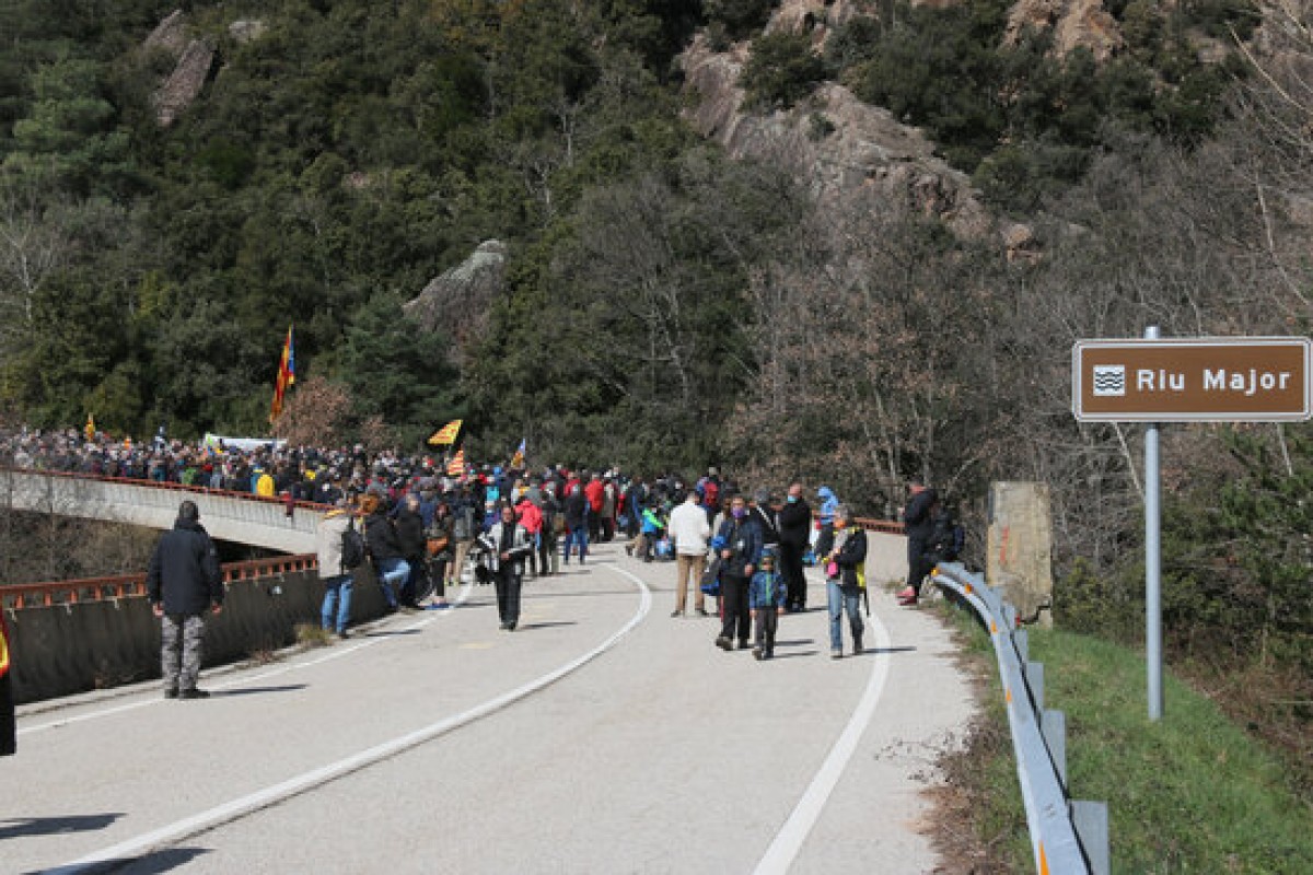 Els manifestant al pont de riu Major - ACN Els manifestant al pont de riu Major - ACN