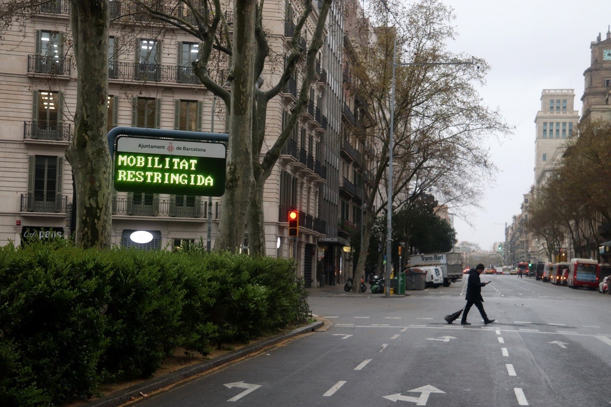 Imatge d'un carrer buit de Barcelona durant el confinament - ACN Imatge d'un carrer buit de Barcelona durant el confinament - ACN