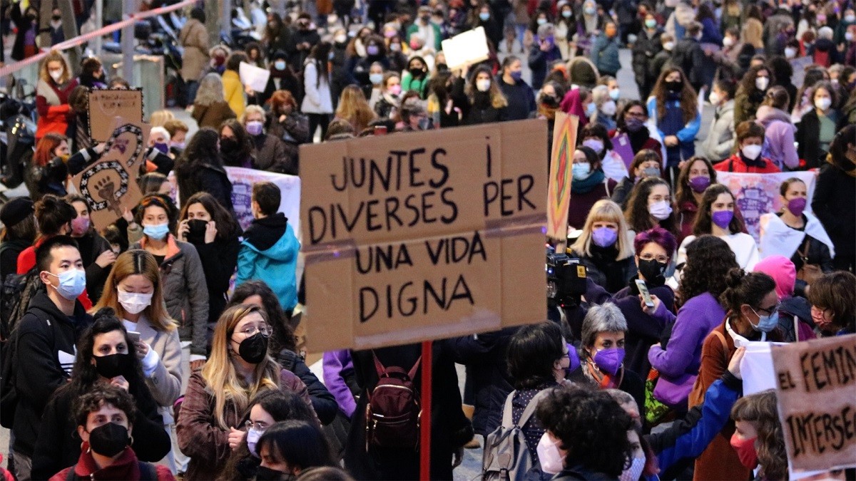 Una manifestant exhibeix una pancarta. - Miquel Codolar / ACN Una manifestant exhibeix una pancarta. - Miquel Codolar / ACN