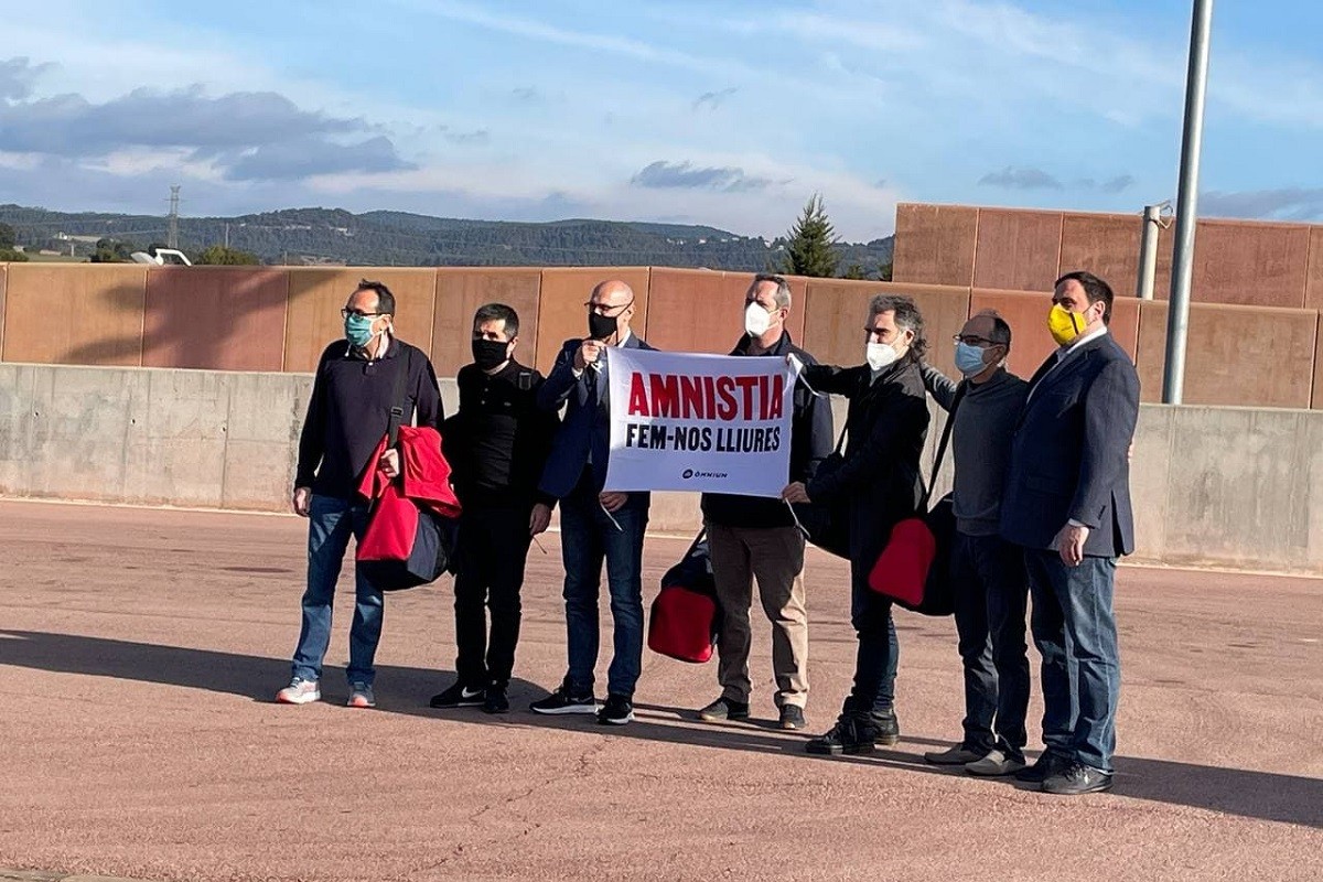 Els presos a la sortida de Lledoners sostenint la pancarta a favor de l'amnistia - Josep M. Montaner Els presos a la sortida de Lledoners sostenint la pancarta a favor de l'amnistia - Josep M. Montaner