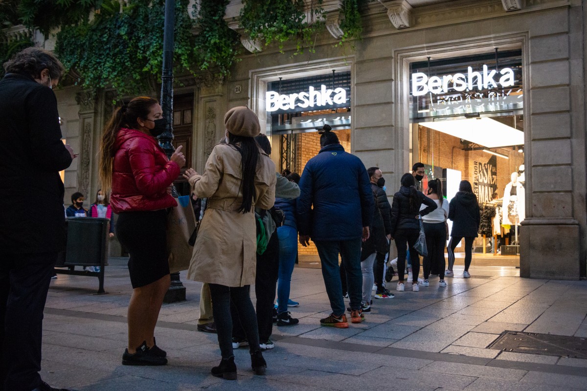 Cua per accedir en un comerç del centre de Barcelona. - Helena Margarit Cua per accedir en un comerç del centre de Barcelona. - Helena Margarit
