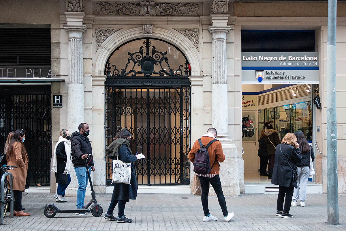Cua per comprar loteria de Nadal en una administarció de Barcelona. - Helena Margarit Cua per comprar loteria de Nadal en una administarció de Barcelona. - Helena Margarit