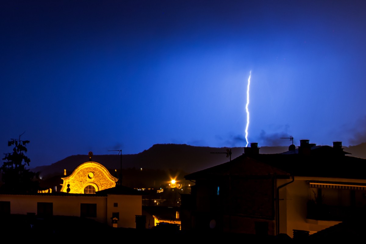 Llamp del núvol al terra, aquesta nit prop l'església del Remei, Vic - Emili Vilamala Llamp del núvol al terra, aquesta nit prop l'església del Remei, Vic - Emili Vilamala