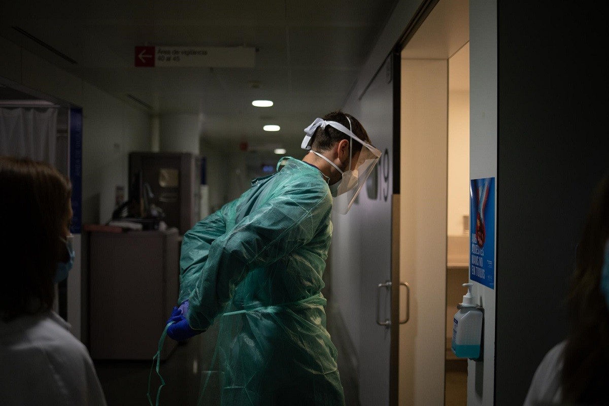 Un metge entrant a una habitació a l'Hospital Sant Pau de Barcelona - Europa Press Un metge entrant a una habitació a l'Hospital Sant Pau de Barcelona - Europa Press