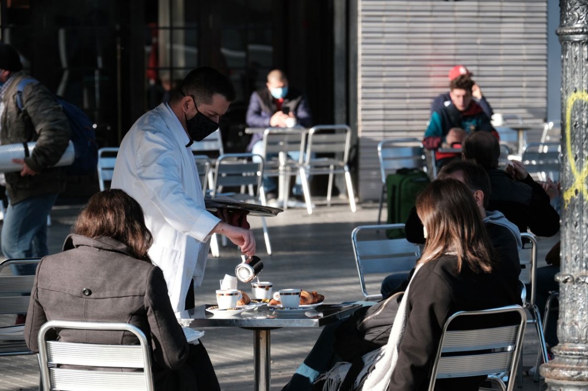 Clients a una terrassa d'un bar del centre de Barcelona - Adrià Costa Clients a una terrassa d'un bar del centre de Barcelona - Adrià Costa