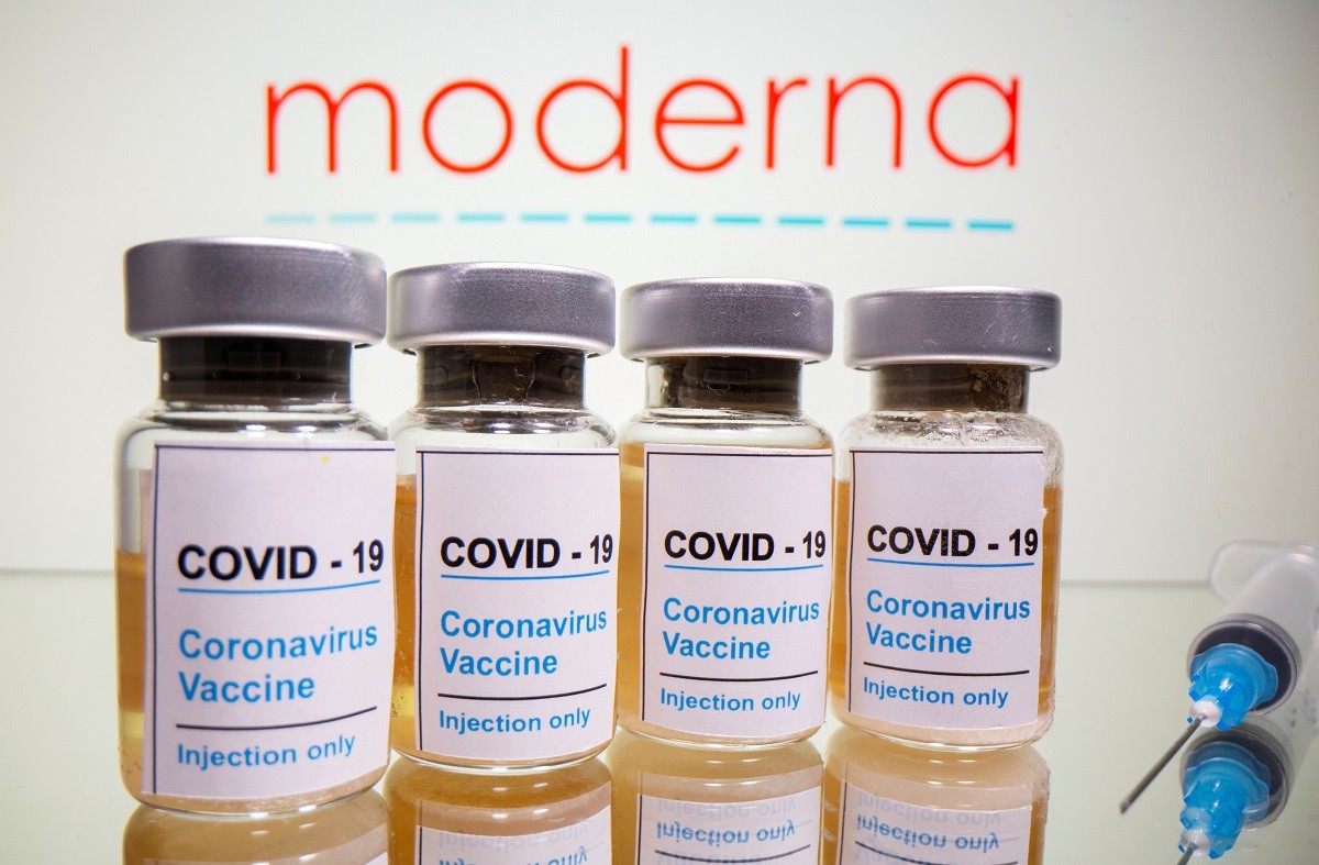 Uns vials de la vacuna amb el logotip de Moderna al fons. - Reuters Uns vials de la vacuna amb el logotip de Moderna al fons. - Reuters