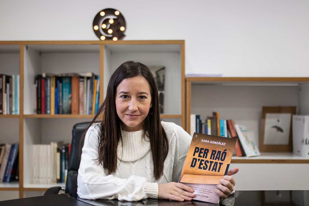 La periodista de NacióDigital Sara González, amb el seu nou llibre. - Helena Margarit La periodista de NacióDigital Sara González, amb el seu nou llibre. - Helena Margarit