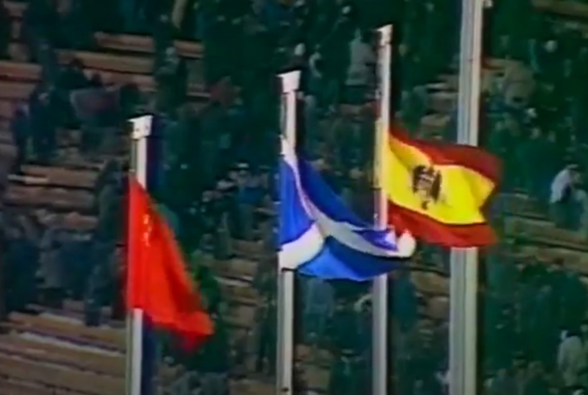 La bandera soviètica i l'ensenya franquista presideixen el partit entre el Dinamo i el Barça - Youtube La bandera soviètica i l'ensenya franquista presideixen el partit entre el Dinamo i el Barça - Youtube
