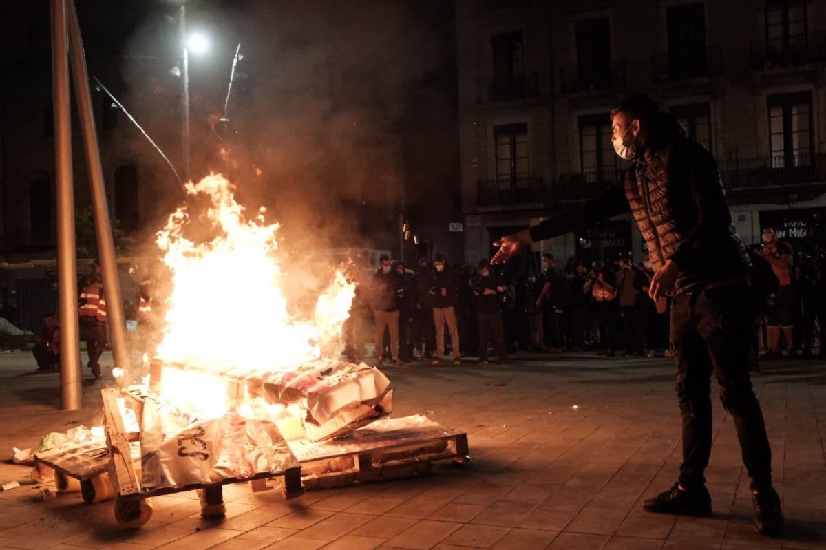Manifestants encenen un foc a la plaça de Sant Miquel en protesta pels desnonaments - Ricard Novella Manifestants encenen un foc a la plaça de Sant Miquel en protesta pels desnonaments - Ricard Novella