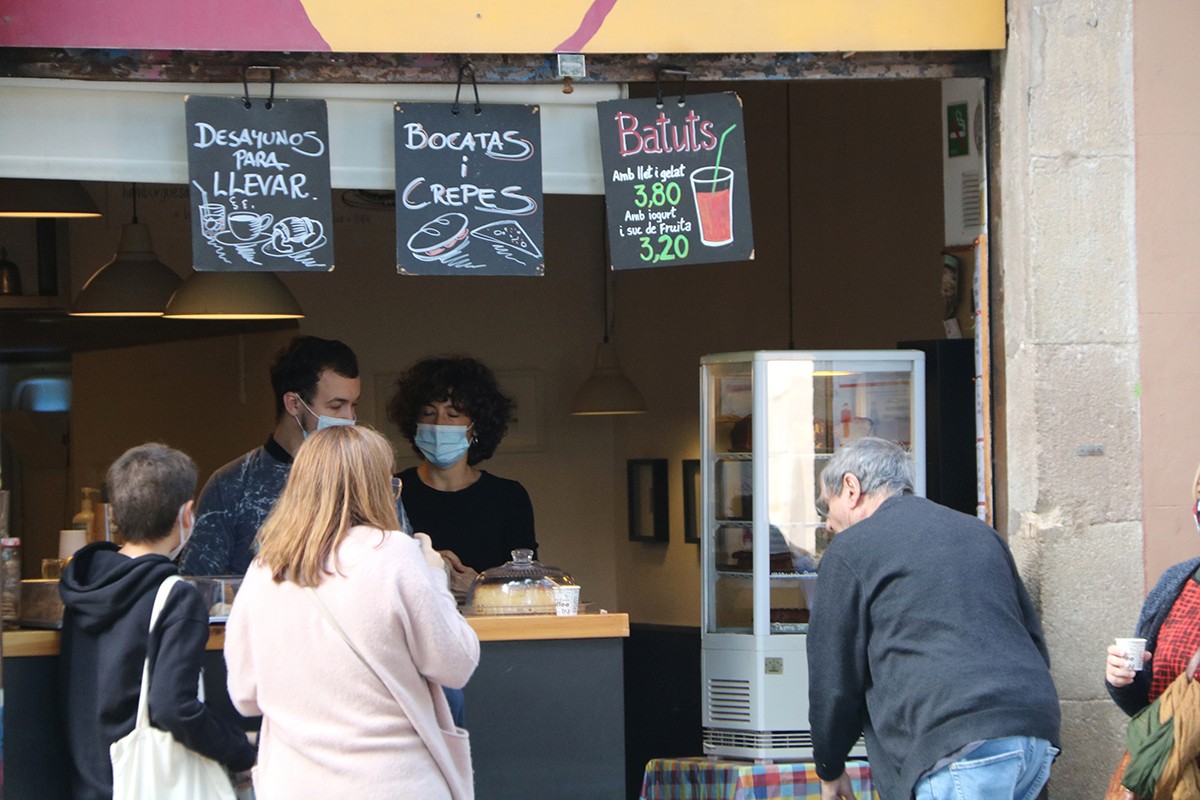 Un establiment a la plaça de la Vila de Gràcia servint menjar durant el primer cap de setmana en què han entrat en vigor les noves restriccions a Catalunya. - ACN Un establiment a la plaça de la Vila de Gràcia servint menjar durant el primer cap de setmana en què han entrat en vigor les noves restriccions a Catalunya. - ACN