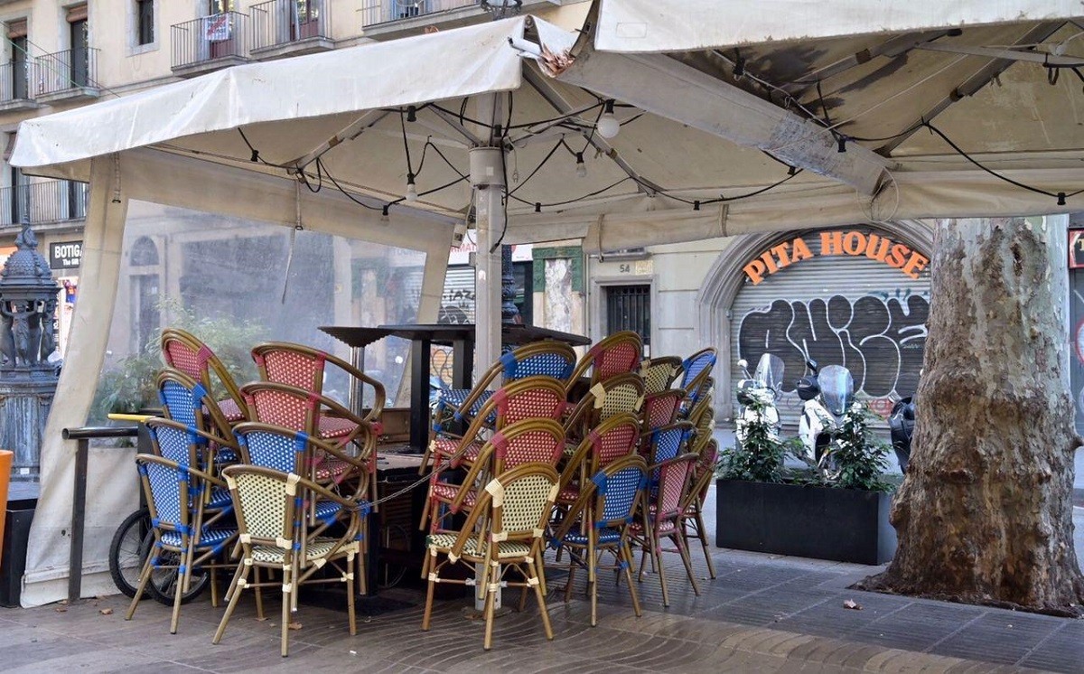 La terrassa d'un bar tancada a Barcelona en el primer dia de restriccions. - Josep M Montaner La terrassa d'un bar tancada a Barcelona en el primer dia de restriccions. - Josep M Montaner