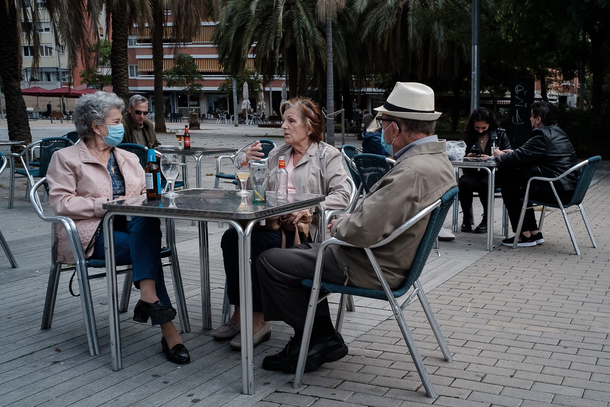 Clients d'una terrassa de Barcelona. - Adrià Costa Clients d'una terrassa de Barcelona. - Adrià Costa