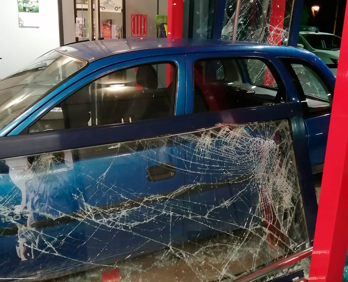 El cotxe, a la comissaria dels Mossos de Ripoll - Cadena SEr El cotxe, a la comissaria dels Mossos de Ripoll - Cadena SEr
