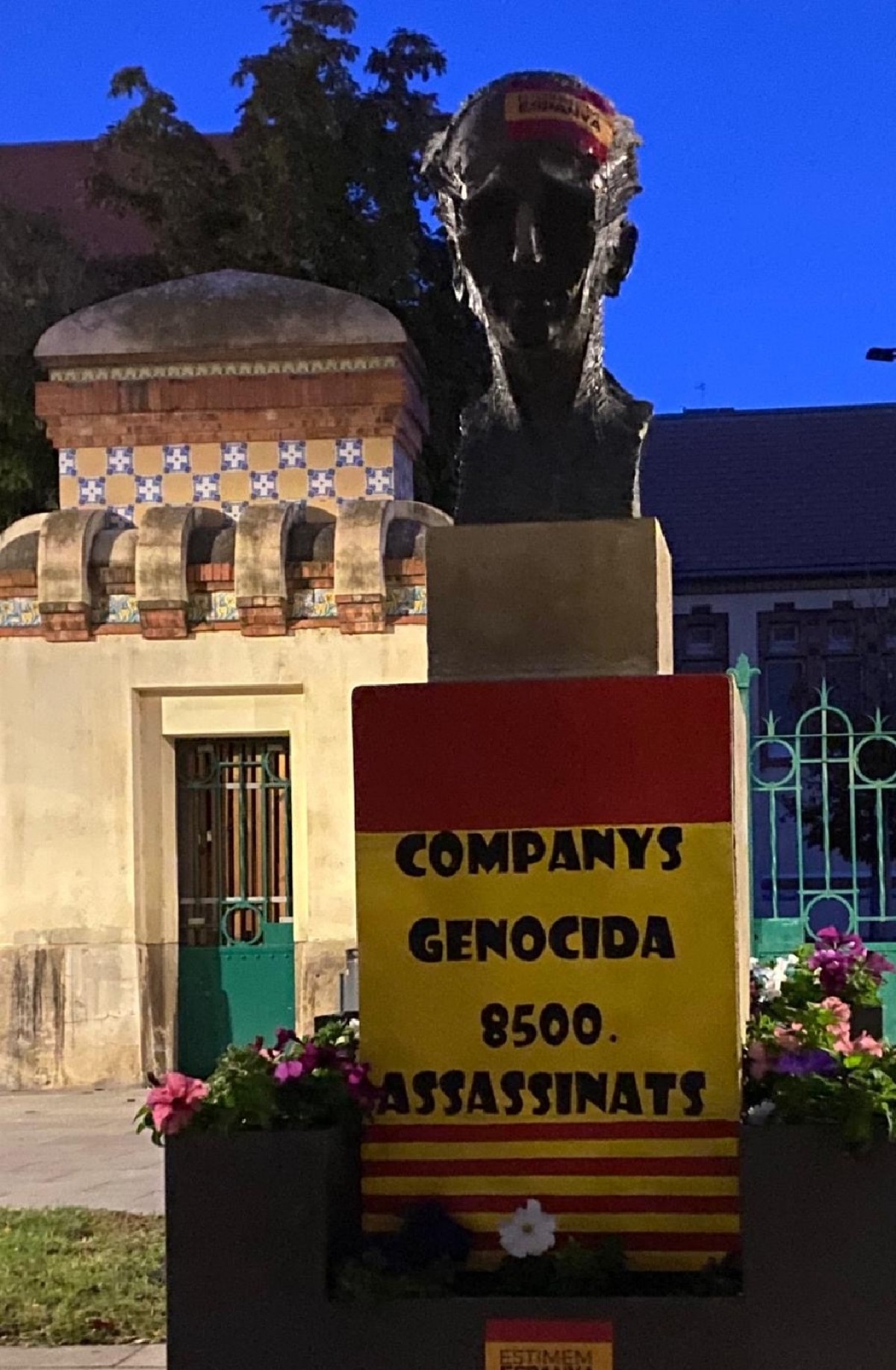 Imatge del cartell i l'adhesiu que han aparegut damunt del monument dedicat a Lluís Companys situat a la plaça de l'Escorxador de Lleida - ACN Imatge del cartell i l'adhesiu que han aparegut damunt del monument dedicat a Lluís Companys situat a la plaça de l'Escorxador de Lleida - ACN