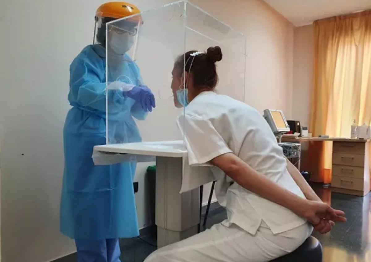 Una dona es fa una prova PCR - Europa Press Una dona es fa una prova PCR - Europa Press