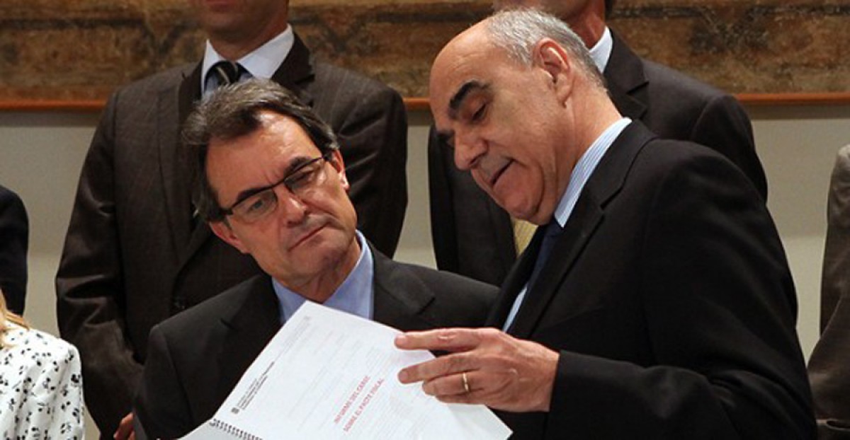 Artur Mas, president de la Generalitat, rep l'informe del Carec de mans d'Alemany. - Oriol Campuzano. Artur Mas, president de la Generalitat, rep l'informe del Carec de mans d'Alemany. - Oriol Campuzano.