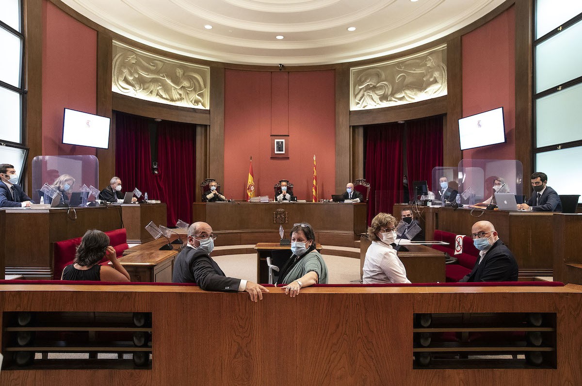 Els membres de la mesa del Parlament i Mireia Boya, aquest dimarts al TSJC - ACN Els membres de la mesa del Parlament i Mireia Boya, aquest dimarts al TSJC - ACN
