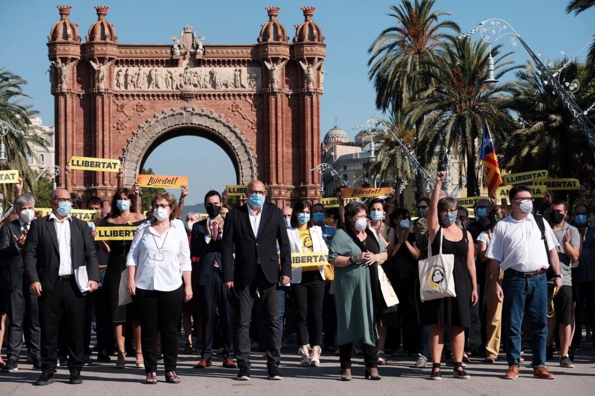 Els membres de la mesa del Parlament i Mireia Boya, a les portes del TSJC - Adrià Costa Els membres de la mesa del Parlament i Mireia Boya, a les portes del TSJC - Adrià Costa
