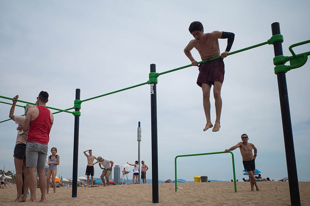 Joves fent esport a la platja de Sant Sebastià de Barcelona - Ricard Novella Joves fent esport a la platja de Sant Sebastià de Barcelona - Ricard Novella