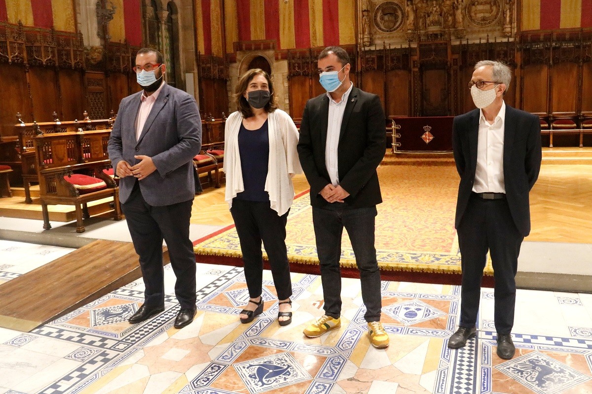 Ada Colau, quan era alcaldessa de Barcelona, envoltada dels de Mataró, Terrassa i Granollers, ciutats que sí que han reduït el deute. - ACN Ada Colau, quan era alcaldessa de Barcelona, envoltada dels de Mataró, Terrassa i Granollers, ciutats que sí que han reduït el deute. - ACN