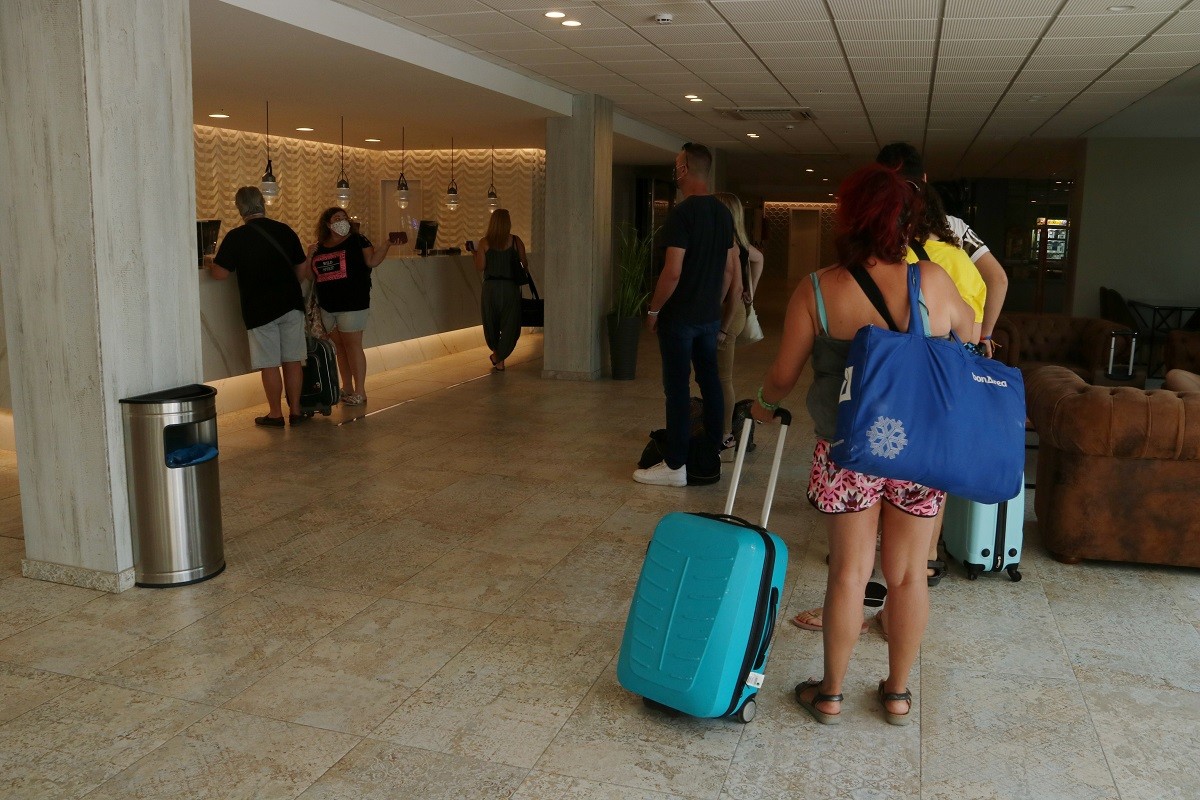 Diversos turistes a la Costa Daurada, aquest cap de setmana - ACN Diversos turistes a la Costa Daurada, aquest cap de setmana - ACN