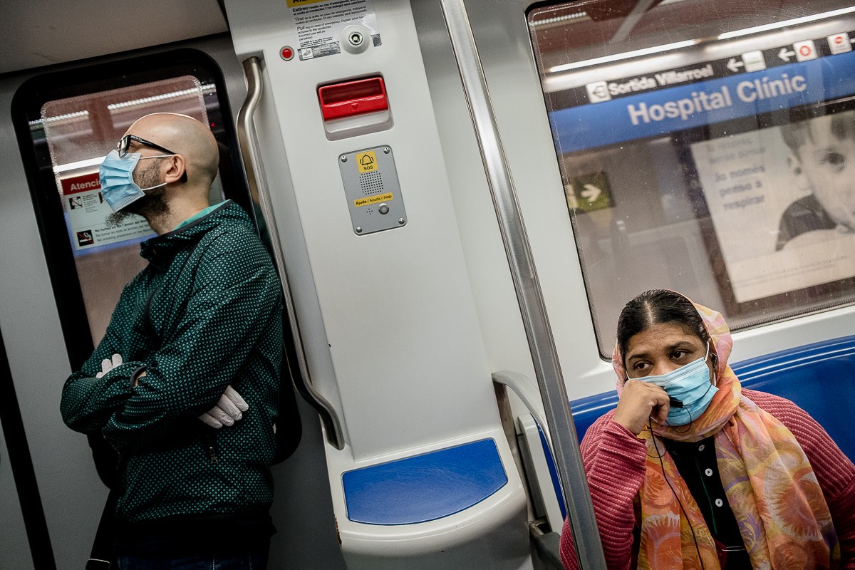 Passatgers amb mascareta al metro de Barcelona. - Adrià Costa Passatgers amb mascareta al metro de Barcelona. - Adrià Costa