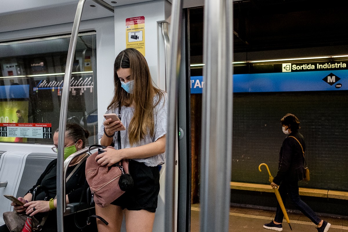 Passatgers amb mascareta al metro de Barcelona. - Adrià Costa Passatgers amb mascareta al metro de Barcelona. - Adrià Costa