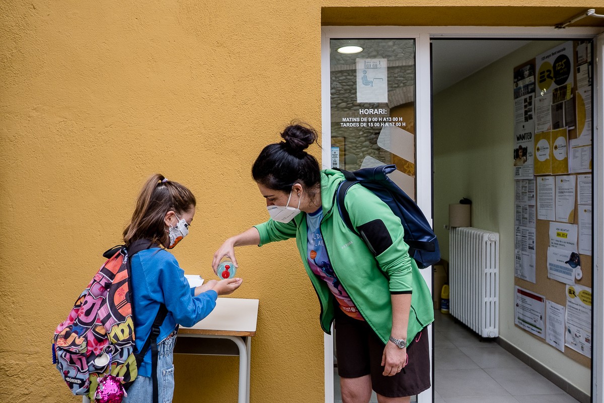 Alumnes de tercer de primària arribant a l'Escola Rocaprevera. - Adrià Costa Alumnes de tercer de primària arribant a l'Escola Rocaprevera. - Adrià Costa