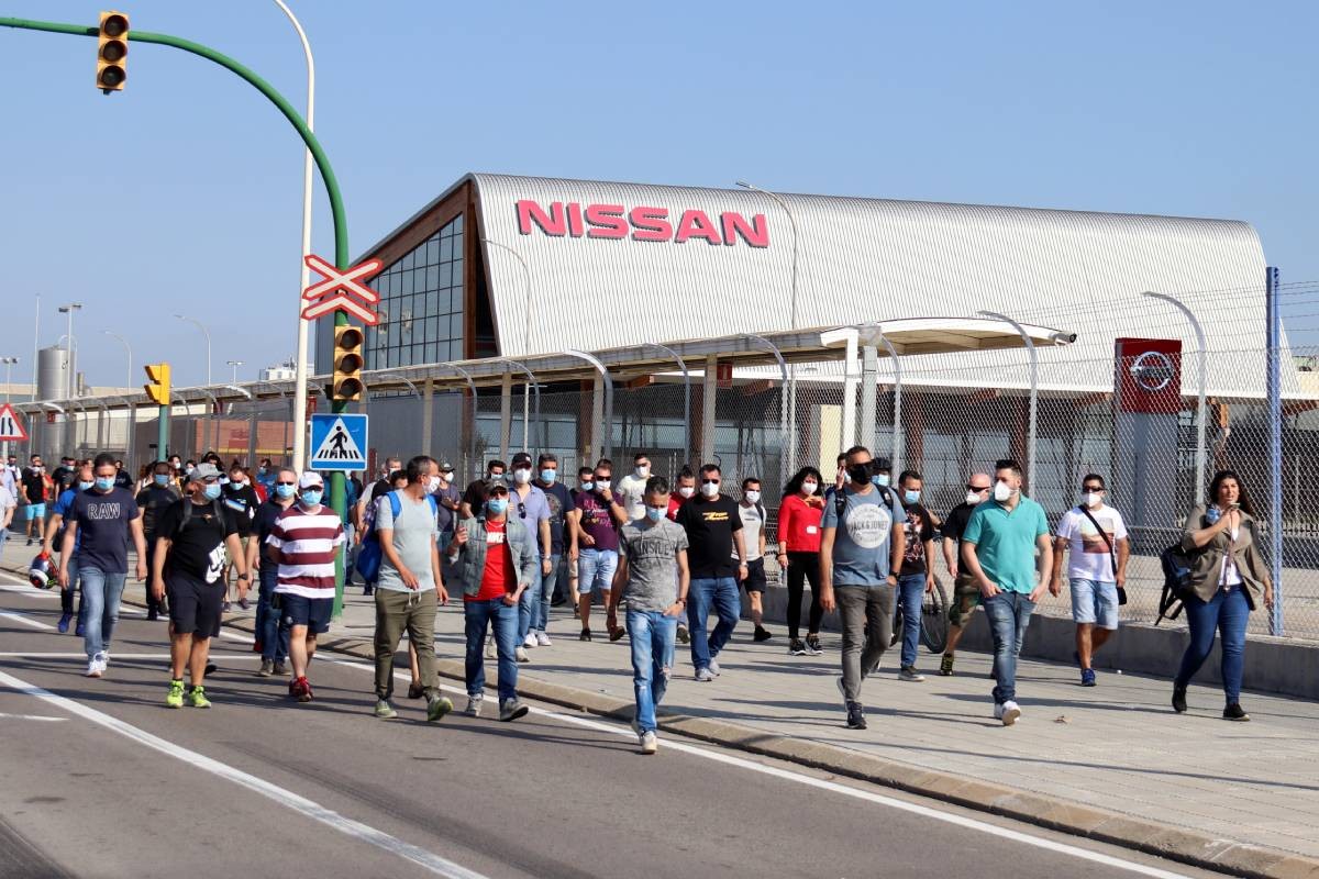 Treballadors de Nissan, al voltant de la fàbrica de Zona Franca, aquest dijous. - ACN Treballadors de Nissan, al voltant de la fàbrica de Zona Franca, aquest dijous. - ACN