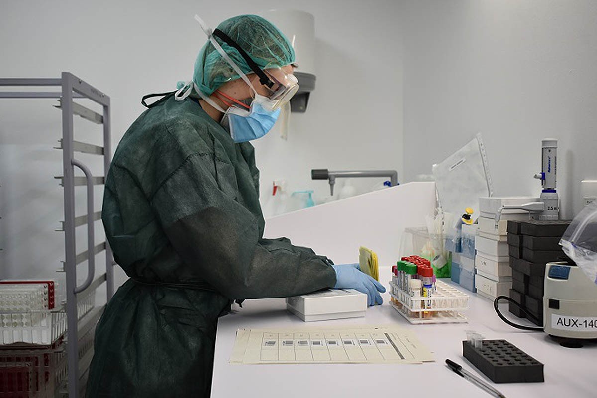 Una de les treballadores de l'ICS a Girona analitzant mostres al laboratori. - ICS Girona/ACN Una de les treballadores de l'ICS a Girona analitzant mostres al laboratori. - ICS Girona/ACN