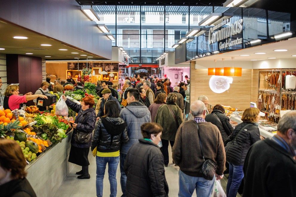 La plaça Mercat d’Olot s’ha adaptat a la situació generada per la pandèmia. - Martí Albesa. La plaça Mercat d’Olot s’ha adaptat a la situació generada per la pandèmia. - Martí Albesa.