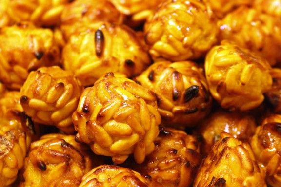 El panellet de pinyons és un dels reis de la castanyada - Albert Segura El panellet de pinyons és un dels reis de la castanyada - Albert Segura