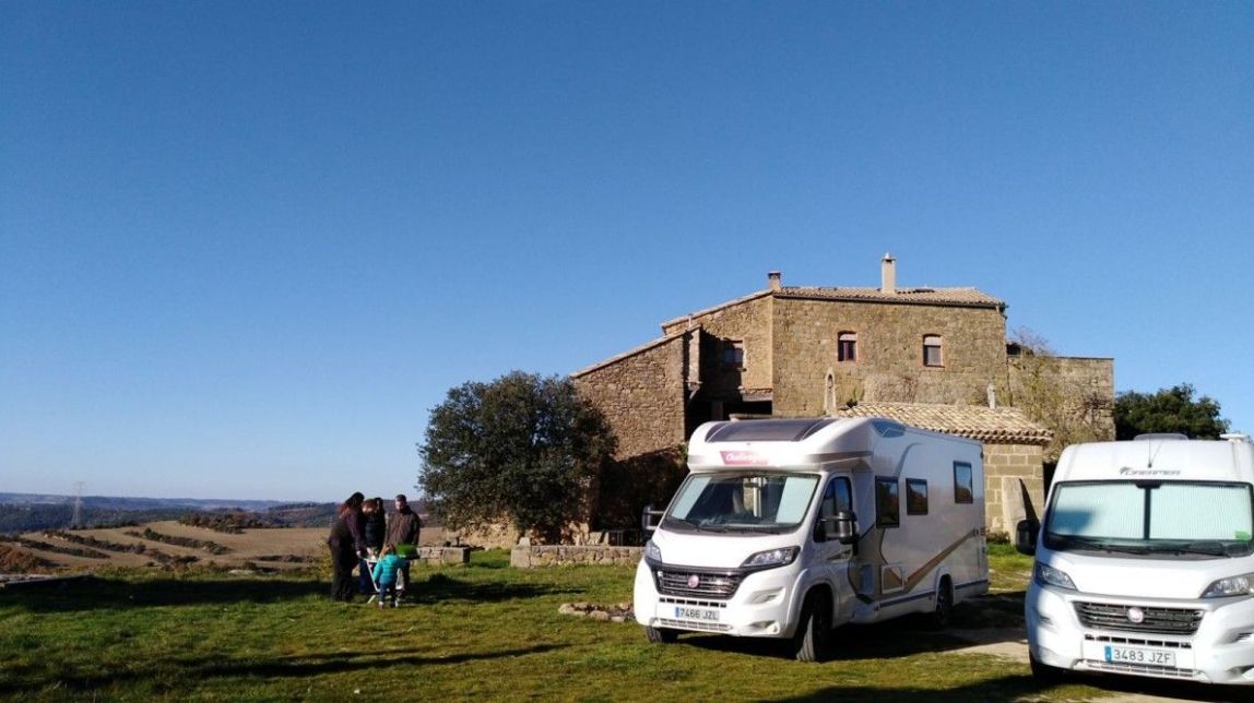 Caravanes en una masia catalana - Vanwoow Caravanes en una masia catalana - Vanwoow
