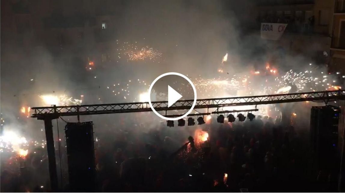 VÍDEO El Correfoc torna a la plaça Major abans del ball final - ASS VÍDEO El Correfoc torna a la plaça Major abans del ball final - ASS