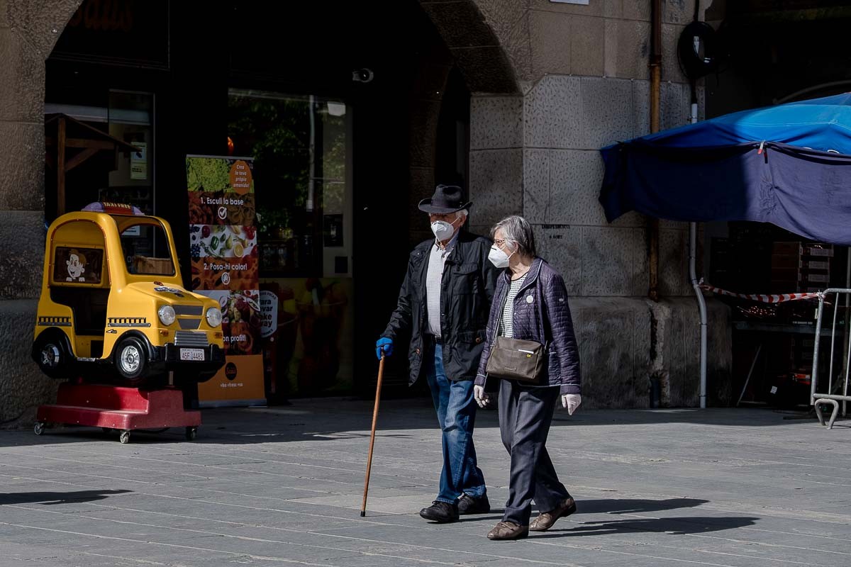 Una parella de jubilats passejant pel Mercat de Vic. - Adrià Costa Una parella de jubilats passejant pel Mercat de Vic. - Adrià Costa