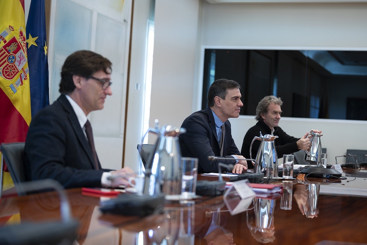 Pedro Sánchez, amb Salvador Illa i Fernando Simón en una reunió - Flickr Moncloa Pedro Sánchez, amb Salvador Illa i Fernando Simón en una reunió - Flickr Moncloa